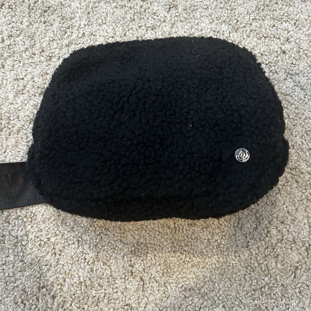 Nwt Apana Women’s Oversized Cozy Sherpa Crossbody Belt Sling Bag Black